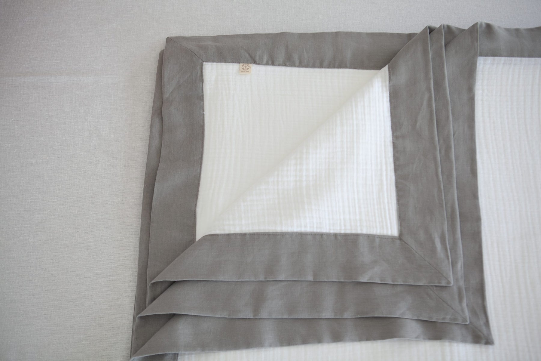 Gri Renkli Bordürlü Müslin Pike