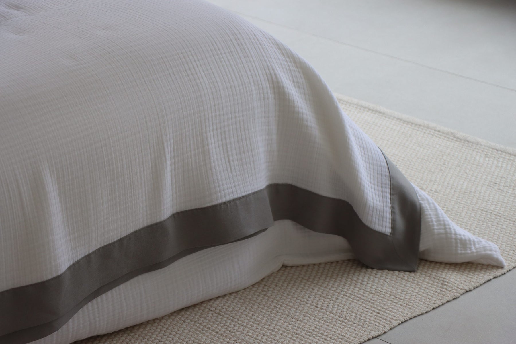 Gri Renkli Bordürlü Müslin Pike