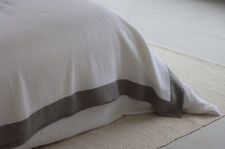 Gri Renkli Bordürlü Müslin Pike