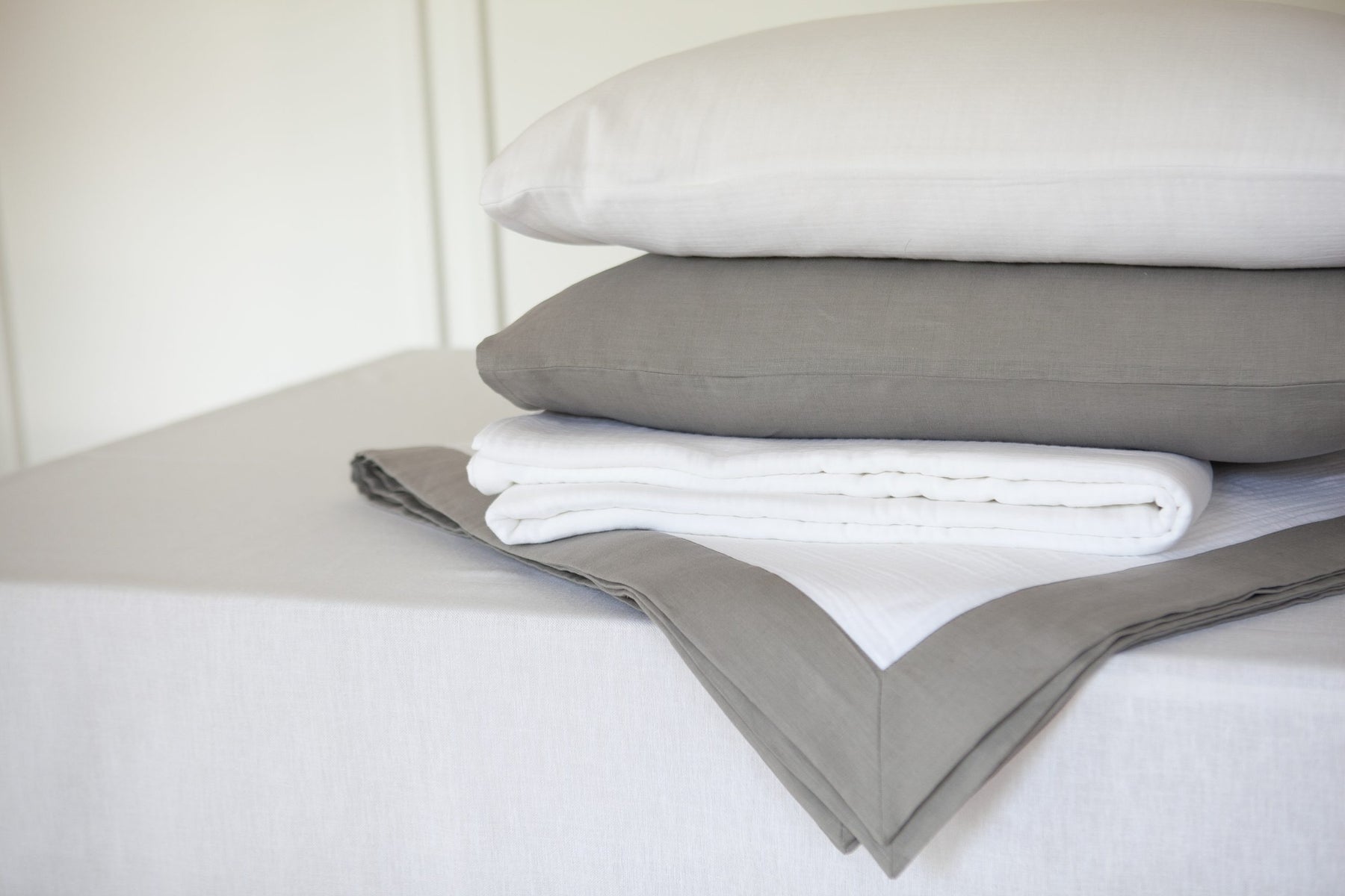 Gri Renkli Bordürlü Müslin Pike