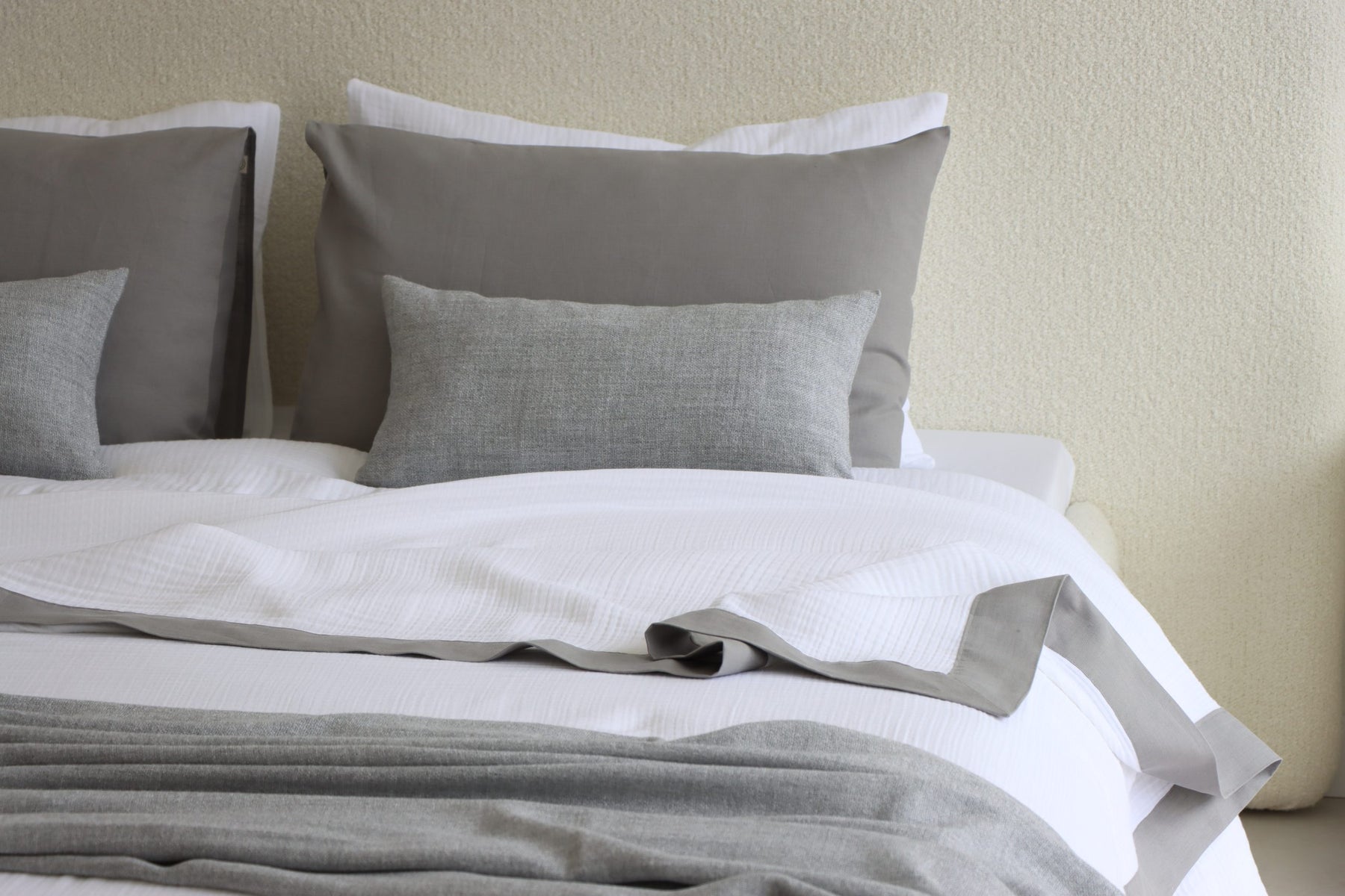 Gri Renkli Bordürlü Müslin Pike