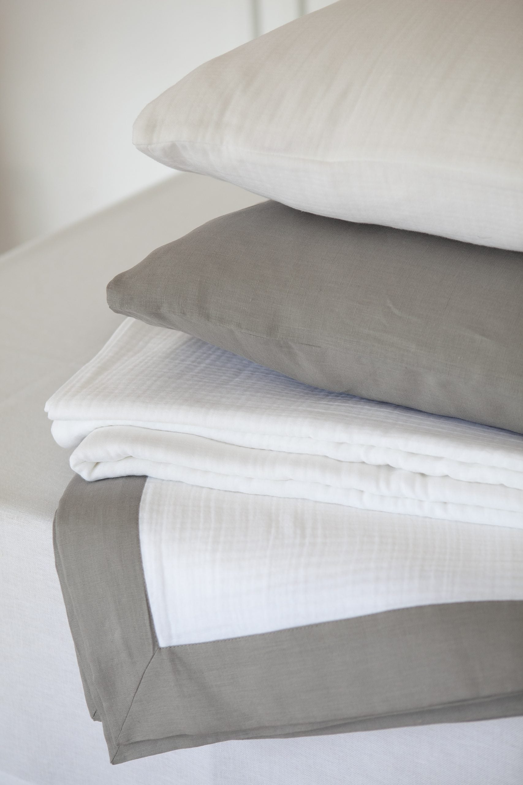 Gri Renkli Bordürlü Müslin Pike