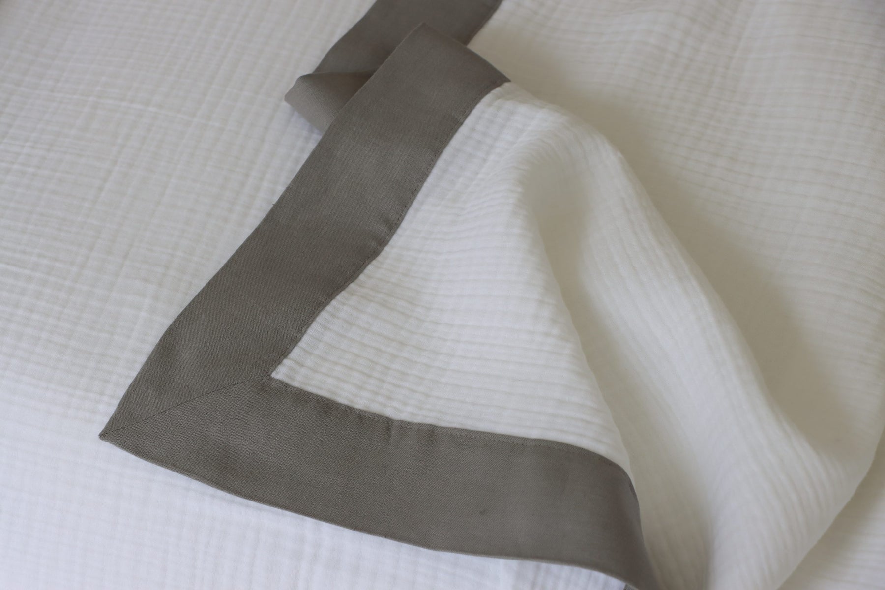 Gri Renkli Bordürlü Müslin Pike