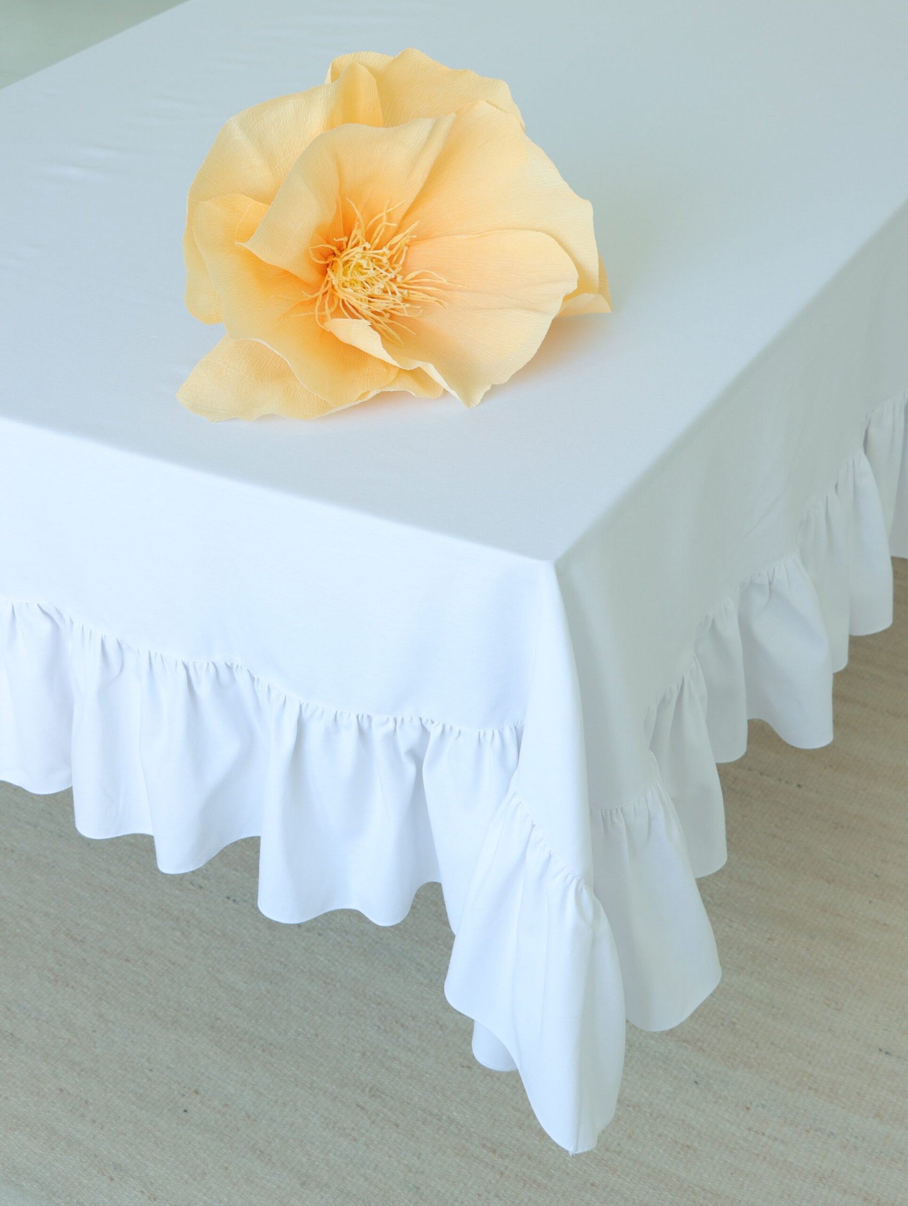 Geniş Fırfırlı Beyaz Masa Örtüsü 1.80x3.20