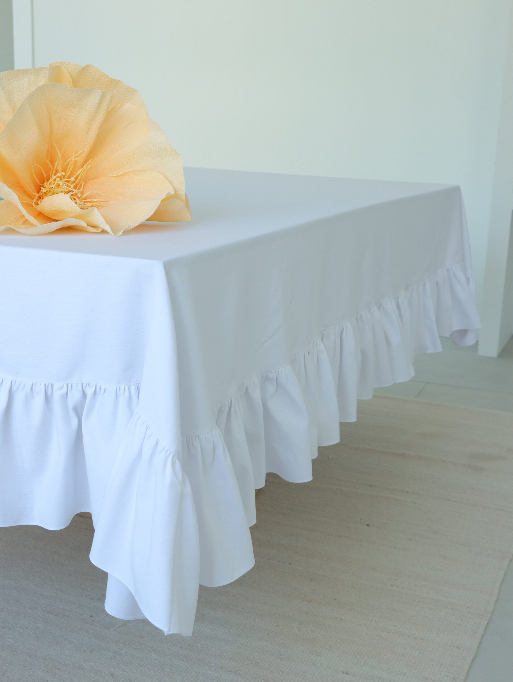 Geniş Fırfırlı Beyaz Masa Örtüsü 1.80x3.20