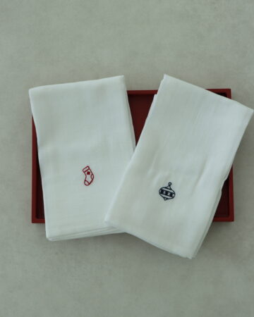 Çorap Ve Süs Nakışlı Müslin Peçete