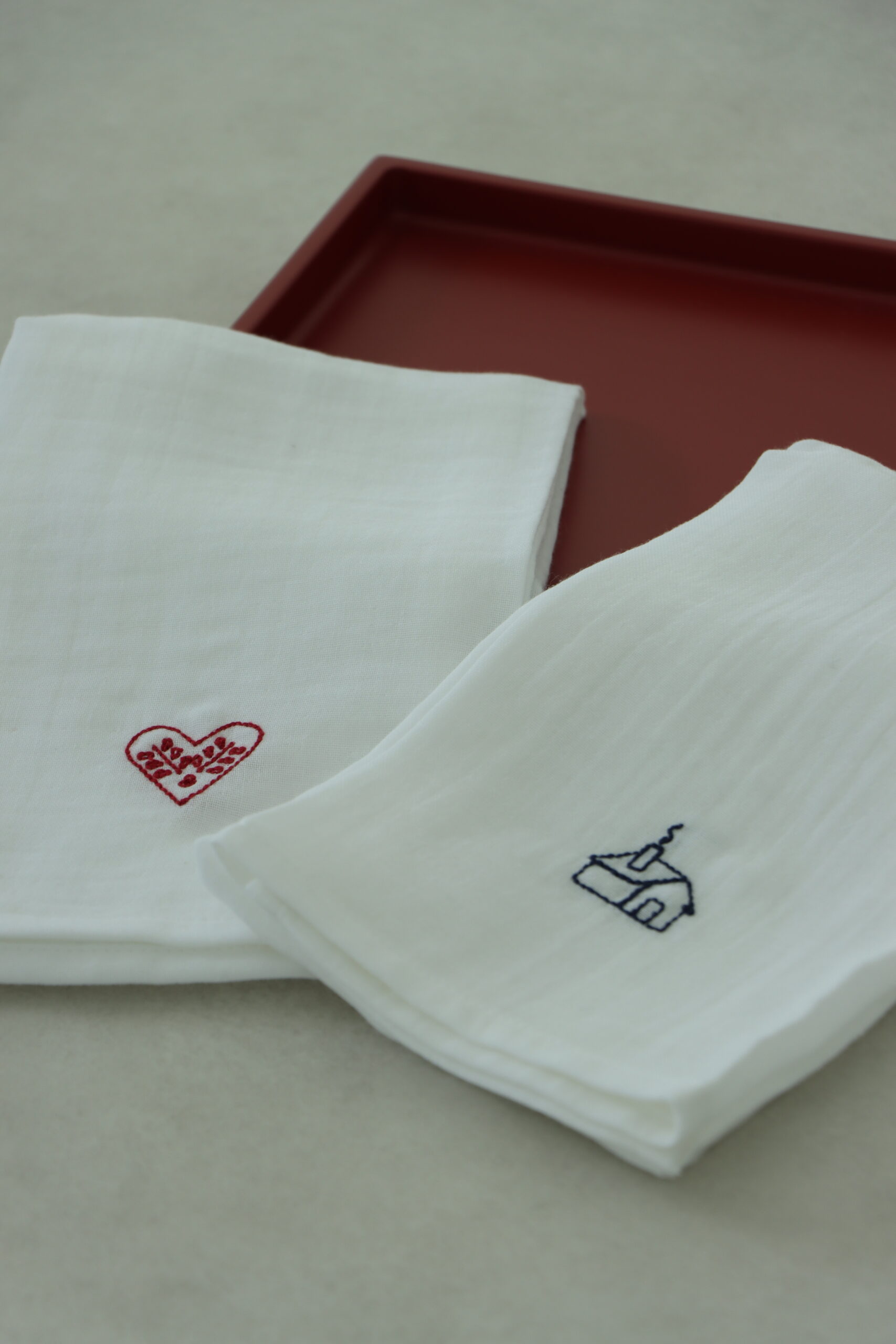 Kalp Ve Ev Nakışlı Müslin Peçete - Görsel 3