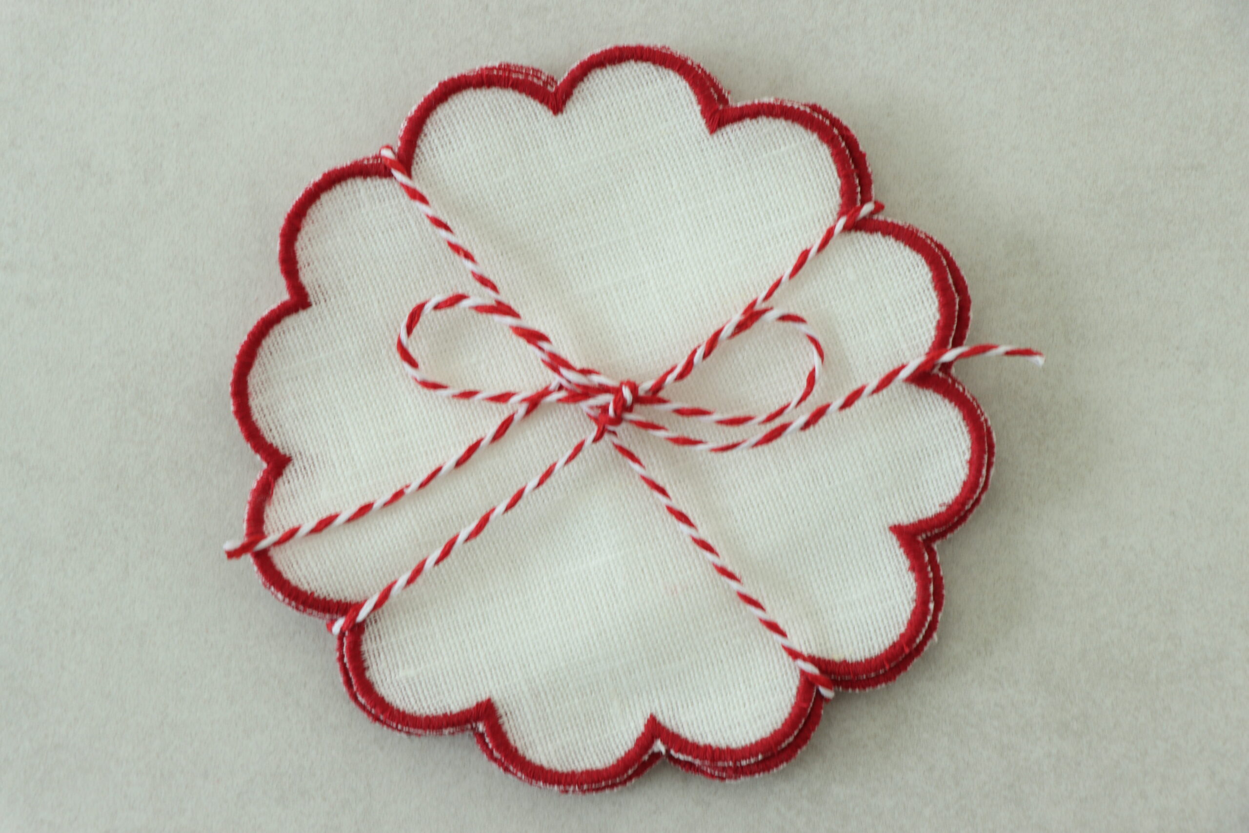 Kırmızı Biye Detaylı Bardak Altlığı Seti